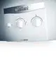 Weißes Bedienfeld eines Vaillant-Gas-Durchlauferhitzers mit Reglern für Temperatur und Gasfluss sowie Energiesymbolen.